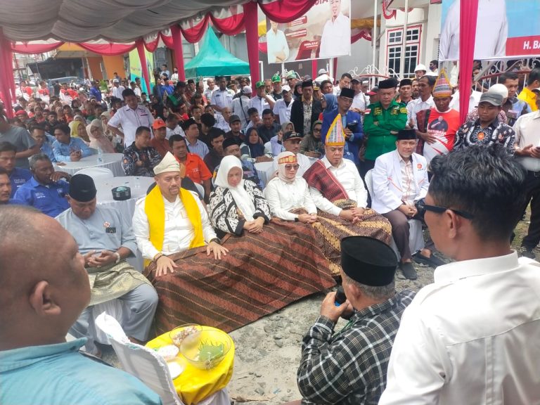 Baharuddin Siagian dan Syafrizal, diupah – upah terlebih dahulu sebelum diarak massa ke KPU 