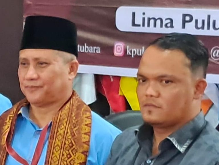 Setelah Darwis sah dinyatakan sebagai Calon Bupati, ketua KPU diharapkan dapat mengundurkan diri Setelah Darwis sah dinyatakan sebagai Calon Bupati, ketua KPU diharapkan dapat mengundurkan diri