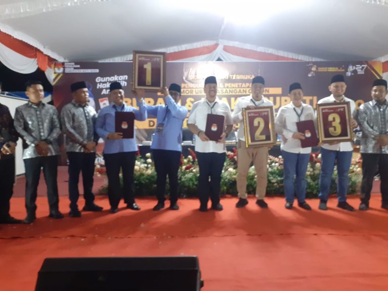 Undian Paslon Bupati dan Wakil Bupati Batu Bara Berlangsung Mulus, Zahir Datang Simpatisan Histeris Undian Paslon Bupati dan Wakil Bupati Batu Bara Berlangsung Mulus, Zahir Datang Simpatisan Histeris