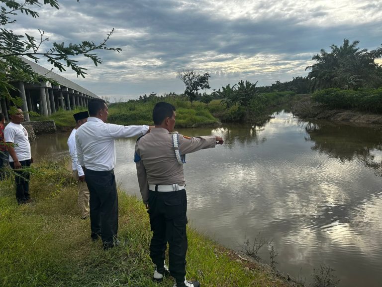 Diduga tak Bisa berenang, M. ALI UMRI Anak H.ATAN ditemukan meregang nyawa Di Parit Pembuangan SRU Dusun VI Desa Pematang Jering Kec. Sei Suka Kab. Batu Bara Diduga tak Bisa berenang, M. ALI UMRI Anak H.ATAN ditemukan meregang nyawa Di Parit Pembuangan SRU Dusun VI Desa Pematang Jering Kec. Sei Suka Kab. Batu Bara