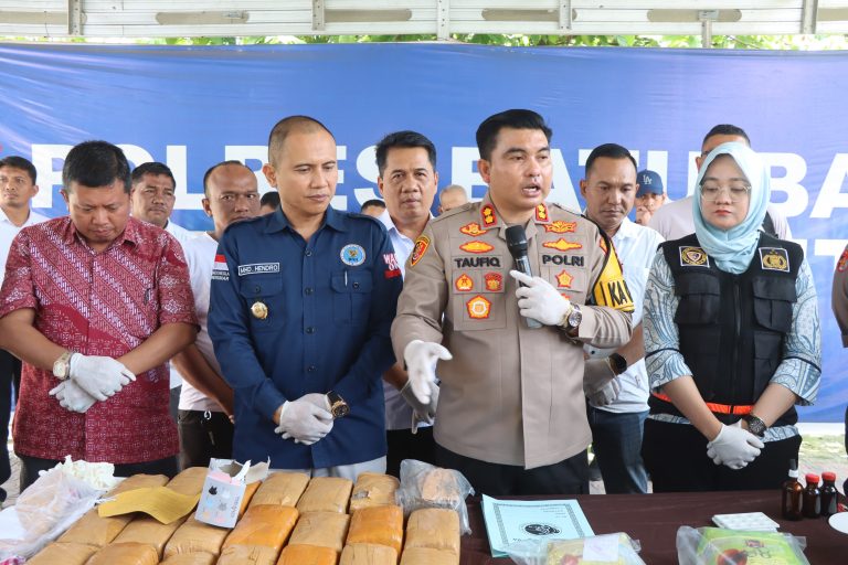 Kapolres Batu Bara Pimpin Pemusnahan 21 Kg Ganja dan 1,5 Kg Sabu Kapolres Batu Bara Pimpin Pemusnahan 21 Kg Ganja dan 1,5 Kg Sabu