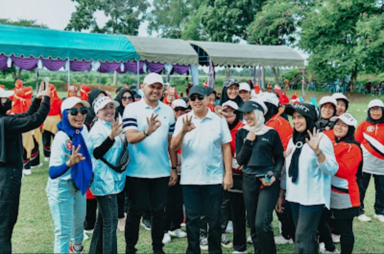 Cabup dan Cawabup Zahir – Aslam Senam Sehat Bersama 350 Lansia Produktif di Laut Tador Cabup dan Cawabup Zahir – Aslam Senam Sehat Bersama 350 Lansia Produktif di Laut Tador