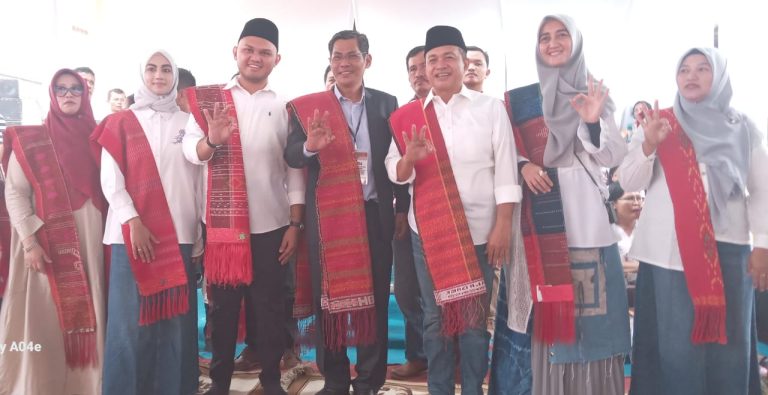 Pasangan Calon Bupati dan Wakil Bupati Batubara Zahir – Aslam Jalani Tradisi Adat Batak Raja Oloan Desa Petatal Pasangan Calon Bupati dan Wakil Bupati Batubara Zahir – Aslam Jalani Tradisi Adat Batak Raja Oloan Desa Petatal