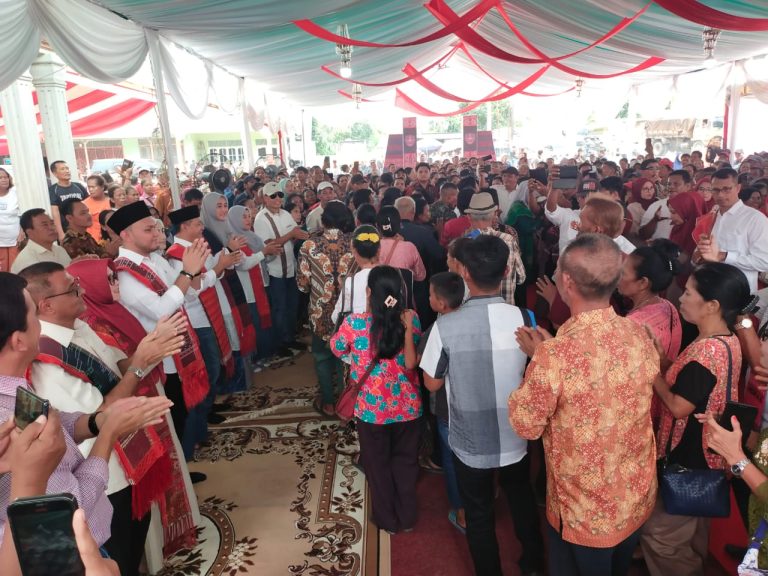 Ribuan warga pomparan Raja Oloan Kabupaten Batubara, ulosi Zahir – Aslam rayuda dalam menghadapi kontestasi Pilkada 27 Nopember 2024 Ribuan warga pomparan Raja Oloan Kabupaten Batubara, ulosi Zahir – Aslam rayuda dalam menghadapi kontestasi Pilkada 27 Nopember 2024