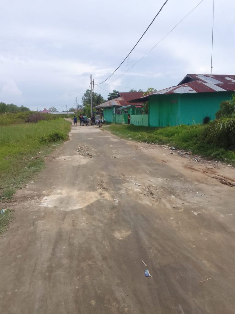 Akses Jalan menuju sekolah Rusak , kepsek Minta perhatian pemerintah kabupaten Batu Bara. Akses Jalan menuju sekolah Rusak , kepsek Minta perhatian pemerintah kabupaten Batu Bara.