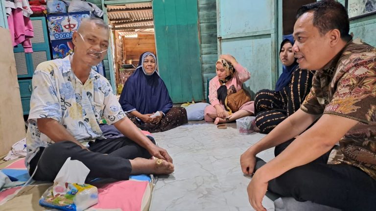 Kaban BKAD Batu Bara jenguk Wartawan sakit. Kaban BKAD Batu Bara jenguk Wartawan sakit.
