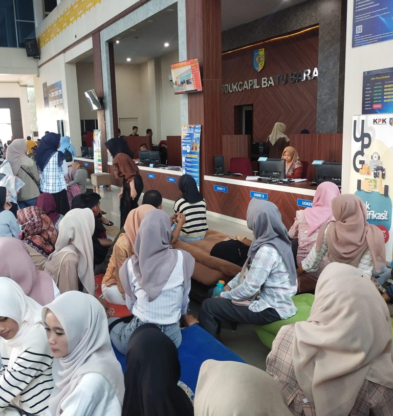Ratusan, Pemilih Pemula Serbu kantor Capil Batubara Ratusan, Pemilih Pemula Serbu kantor Capil Batubara