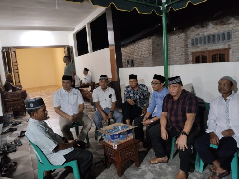 PJ Bupati Heri Wahyudi Marpaung Bersama Wakil Ketua DPRD Nurhaji Melayat Atas wafatnya Kades Durian Hariadi PJ Bupati Heri Wahyudi Marpaung Bersama Wakil Ketua DPRD Nurhaji Melayat Atas wafatnya Kades Durian Hariadi