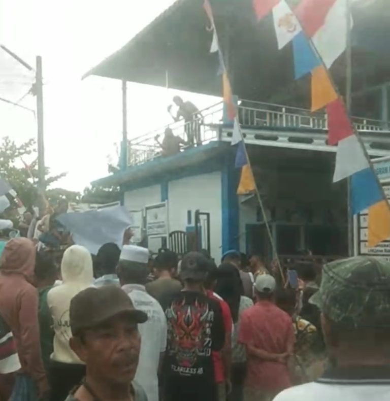 Gegara ADD, ratusan warga benteng kecamatan Talawi,geruduk kantor kepala Desa Gegara ADD, ratusan warga benteng kecamatan Talawi,geruduk kantor kepala Desa