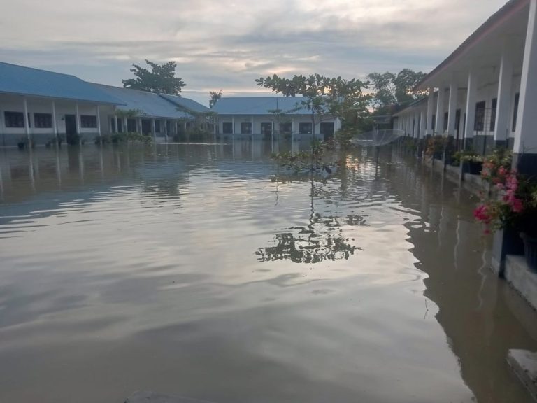 Digenangi Air setinggi leher dewasa, SMA negeri 1 seibalai kabupaten Batubara Sumut,di libur kan 