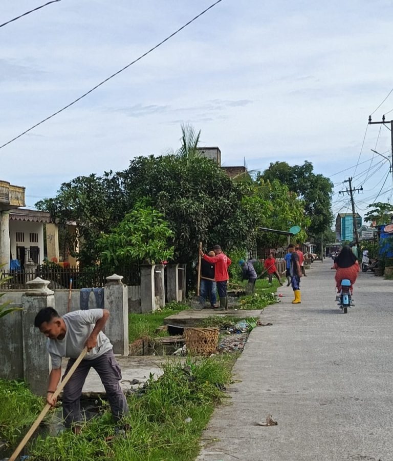 MENJAGA LINGKUNGAN BERSIH, KEPALA DESA AJAK PERANGKAT DESA DAN WARGA BERGOTONG ROYONG MENJAGA LINGKUNGAN BERSIH, KEPALA DESA AJAK PERANGKAT DESA DAN WARGA BERGOTONG ROYONG