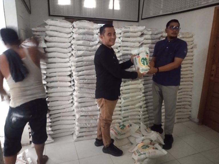 Pemerintah kabupaten Batubara Sumut, kembali Membagikan 5500 sak beras melalui Dinas sosial. Pemerintah kabupaten Batubara Sumut, kembali Membagikan 5500 sak beras melalui Dinas sosial.