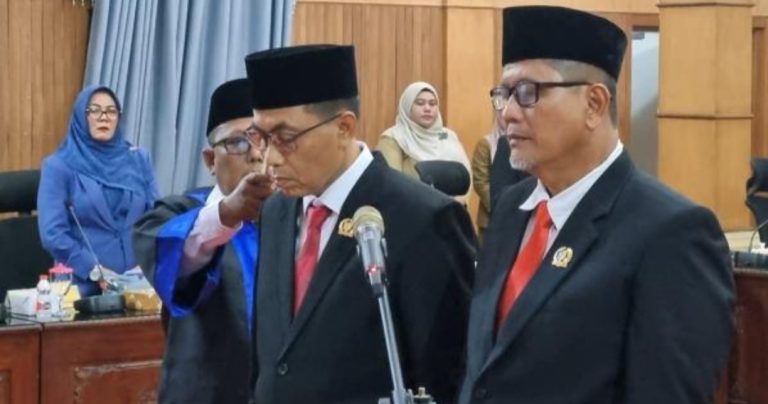 Tanpa Gerindra, Pimpinan DPRD Batubara dari PDIP dan PKS, dilantik . Syafi’i kembali pimpin Ketua DPRD Tanpa Gerindra, Pimpinan DPRD Batubara dari PDIP dan PKS, dilantik . Syafi’i kembali pimpin Ketua DPRD