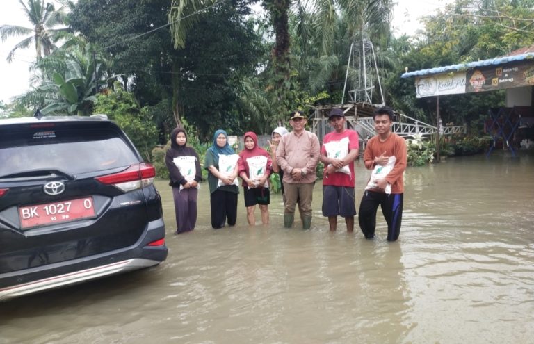 Sigap…..Camat Seibalai Kabupaten Batubara Sumut, Wali wala Sagala,SPd,. MH. Bagikan ratusan paket sembako kepada warga yang terdampak Banjir .