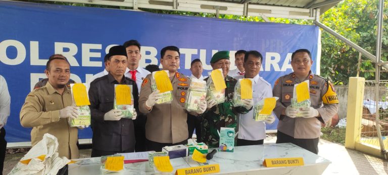 Polres batubara, Sumut Amankan sabu seberat 10 kg, petugas juga mengamankan 1 tas ransel warna hitam, 1 unit handphone android dan sepeda motor Honda Scoopy warna Putih dengan Nopol. BK 4648 AMI. Polres batubara, Sumut Amankan sabu seberat 10 kg, petugas juga mengamankan 1 tas ransel warna hitam, 1 unit handphone android dan sepeda motor Honda Scoopy warna Putih dengan Nopol. BK 4648 AMI.