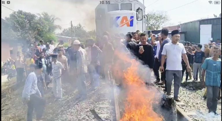 Gegara Seorang IRT Tewas Tersambar Kereta Api di Batu Bara ,Sumut, Warga Blokir Rel Lintasan Gegara Seorang IRT Tewas Tersambar Kereta Api di Batu Bara ,Sumut, Warga Blokir Rel Lintasan
