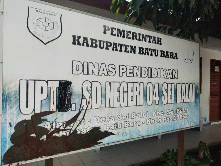 Tak bawa bontot nasi kesekolah, siswa SD negeri 4 disetrap cuci WC . Tak bawa bontot nasi kesekolah, siswa SD negeri 4 disetrap cuci WC .