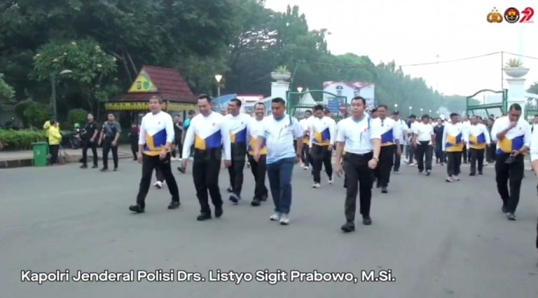 Kapolri bersama Ketum Bhayangkari, hadiri car free Day di bundaran Hotel Indonesia, jakarta 
