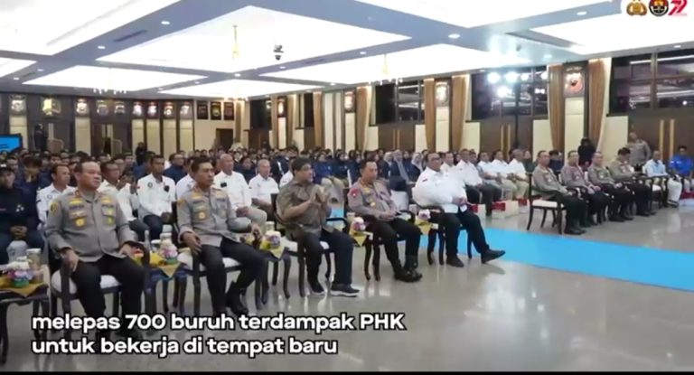 Kapolri Jenderal Polisi Drs. Listyo Sigit Prabowo, M.Si., melepas 700 buruh terdampak PHK untuk bekerja di tempat baru.