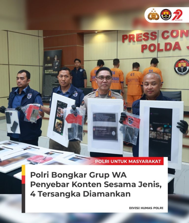 Polisi berhasil menangkap penyebar pornografi,dan pasang sesama jenis Polri melalui Polda Jawa Timur berhasil membongkar grup WhatsApp “INFO VID” yang digunakan untuk menyebar konten pornografi dan mencari pasangan sesama jenis. Dalam pengungkapan ini, empat tersangka berinisial MI, NZ, FS, dan S berhasil diamankan. Modus operandi para tersangka yaitu mengetahui adanya grup Facebook “Gay Tuban-Lamongan-Bojonegoro” yang membahas pencarian pasangan sejenis, dan menyebarkan tautan ke grup WhatsApp “INFO VID” sebagai langkah awal menjaring anggota baru.   Dalam grup yang memiliki sekitar 300 anggota tersebut, para tersangka aktif membagikan konten pornografi untuk mencari pasangan sesama jenis. Akibat perbuatannya, para tersangka terancam hukuman pidana penjara maksimal 6 tahun dan atau denda maksimal Rp1 miliar. Pengungkapan ini merupakan wujud keseriusan Kepolisian dalam menindak kejahatan siber yang meresahkan masyarakat.
