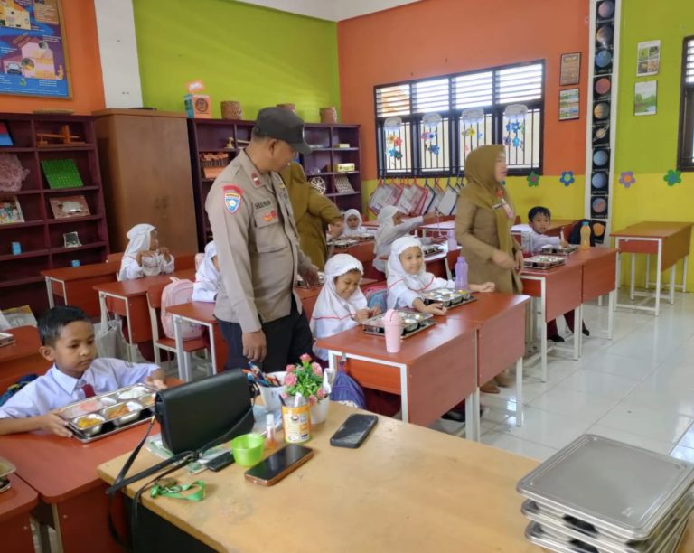 Polsek Muara Dua Kawal Distribusi 5.685 Paket Makanan Bergizi Gratis untuk Siswa dan Kelompok Rentan
