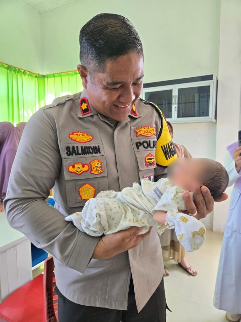 Tangisan Subuh Ungkap Bayi Terlantar di Persawahan, Wakapolres Lhokseumawe Tinjau Langsung ke Puskesmas