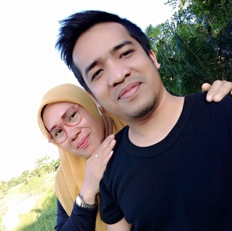 Hati-hati….. Diduga Guru Teknisi HP Zainal Lakukan Penipuan Terhadap Murid Murid Lesnya Hati-hati….. Diduga Guru Teknisi HP Zainal Lakukan Penipuan Terhadap Murid Murid Lesnya