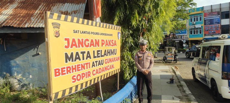 Satlantas Lhokseumawe Ingatkan Pengendara: “Lelah? Istirahatlah!” melalui Spanduk Imbauan Ops Patuh Seulawah 2025