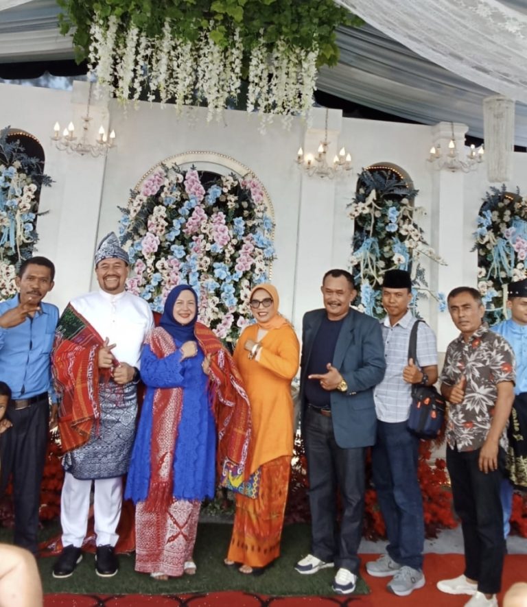 Membludak……..Pesta rakyat, warnain resepsi pernikahan Putri Bupati Batubara , Sumut Membludak……..Pesta rakyat, warnain resepsi pernikahan Putri Bupati Batubara , Sumut