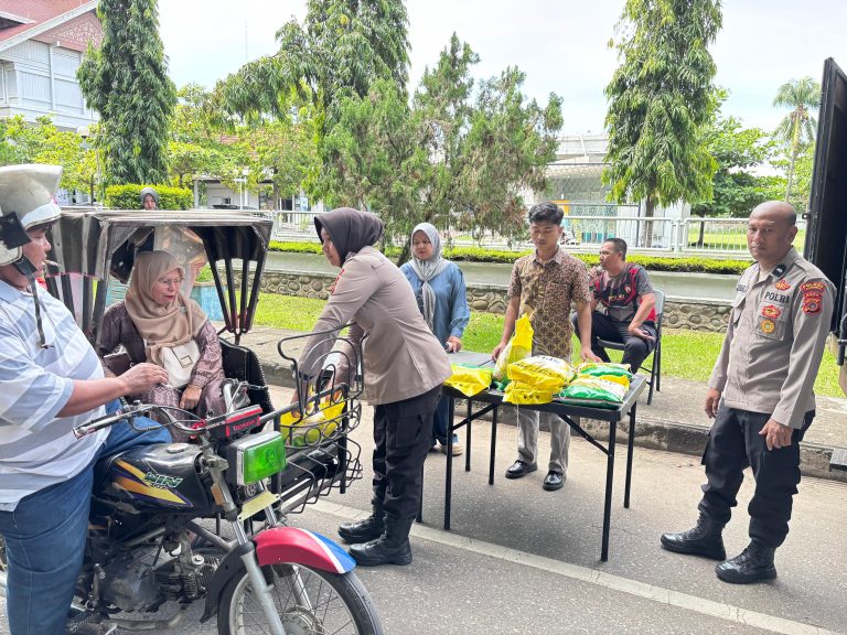 Polres Lhokseumawe Gelar Gerakan Pangan Murah, Warga Antusias Dapatkan Beras Terjangkau Polres Lhokseumawe Gelar Gerakan Pangan Murah, Warga Antusias Dapatkan Beras Terjangkau
