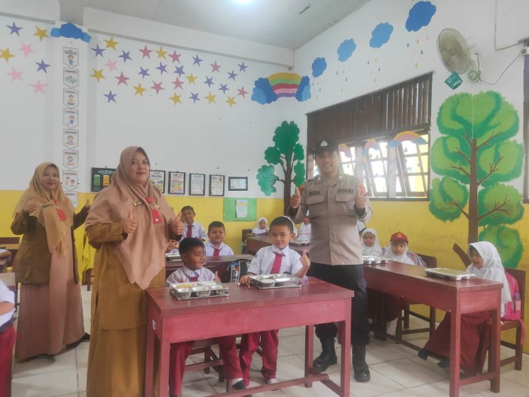 Polsek Kecamatan Muara Dua Wilayah Kota Lhokseumawe Aceh,Monitoring Program Makan Bergizi Gratis untuk Ribuan Siswa dan Kelompok B3 Polsek Kecamatan Muara Dua Wilayah Kota Lhokseumawe Aceh,Monitoring Program Makan Bergizi Gratis untuk Ribuan Siswa dan Kelompok B3