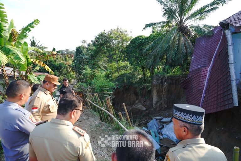 Bupati Batubara Baharuddin Siagian, tinjau langsung rumah longsor di perumnas limapuluh kota Bupati Batubara Baharuddin Siagian, tinjau langsung rumah longsor di perumnas limapuluh kota