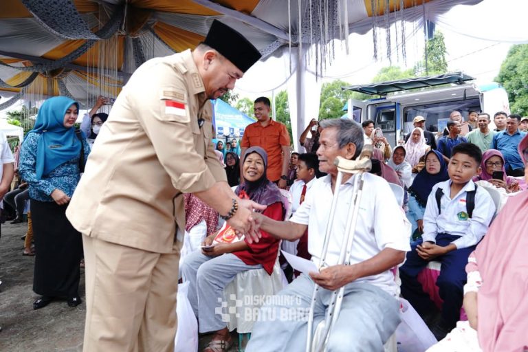 Bupati Batubara Baharuddin Siagian berlayar ditengah masyarakat limapuluh Bupati Batubara Baharuddin Siagian berlayar ditengah masyarakat limapuluh