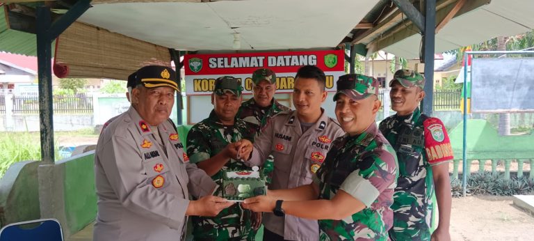 Kapolsek Muara Batu Beri Kejutan Kue Ulang Tahun untuk Koramil 04, Wujud Soliditas TNI–Polri di Hari Jadi TNI ke-80