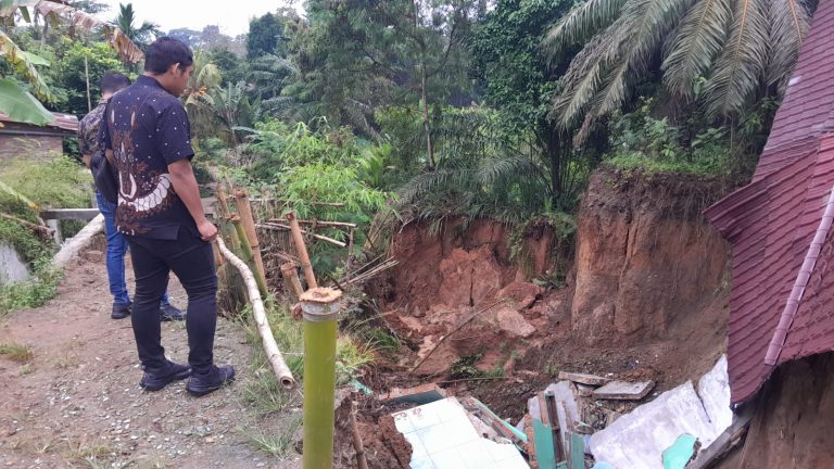 Satreskrim Polres Batubara Tinjau Lokasi Longsor di Lima Puluh Satreskrim Polres Batubara Tinjau Lokasi Longsor di Lima Puluh