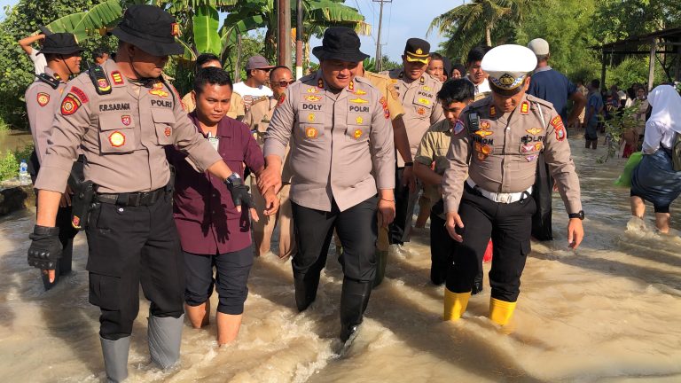 Polres Batu Bara Bersama Bupati Tinjau Lokasi Banjir dan Salurkan Bantuan Sembako Polres Batu Bara Bersama Bupati Tinjau Lokasi Banjir dan Salurkan Bantuan Sembako