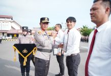 Kapolres Lhokseumawe Berikan Penghargaan kepada Personel Sat Reskrim dan Sat Narkoba Berprestasi
