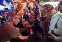 Luar biasa…… Kreasi Etnis Batak Toba di PSBD Batubara Memukau, Bupati Baharuddin Siagian Terima Tungkat Panaluan dan Duet Dengan Erik Sihotang