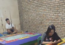 Emak – emak perwiritan sepakat, bila tak ditutup judi ikan -ikan, kami akan swiping