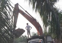 Jalan Dirusak Truk Galian C , Kades Perjuangan Bungkam Diduga dapat Upeti