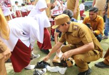 Sayuti Abubakar, Wali Kota Lhokseumawe Salurkan Bantuan Sepatu dan Seragam Sekolah bagi Anak-anak Korban Bencana Banjir