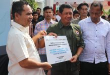 SAYUTI ABUBAKAR Wali Kota Lhokseumawe- Serahkan Bantuan Dana Stimulan Perbaikan Rumah Rusak Pascabencana